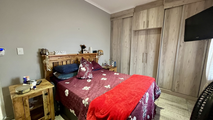 2 Bedroom Property for Sale in Hoogland Western Cape